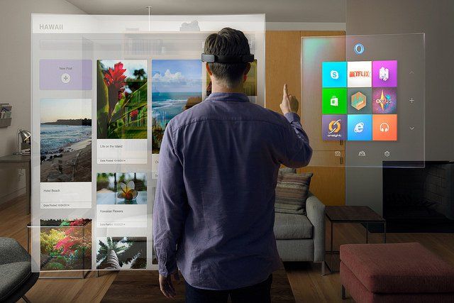 Personne utilisant des lunettes Hololens de Microsoft