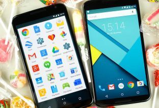 Deux smartphones vus de face, qui comportent des applications Google.