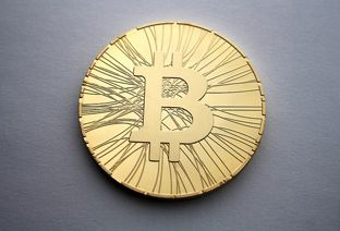 Photographie d'une pièce de bitcoin.