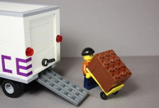 Lego qui livre un colis.