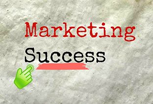 Illustration sur fond de papier froissé estampillé "marketing success".