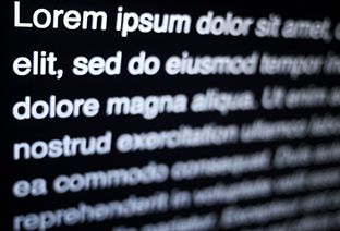 Écran noir recouvert du texte Lorem ipsum en blanc.