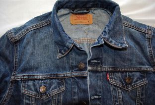 Une veste en jean de la marque Levi's.