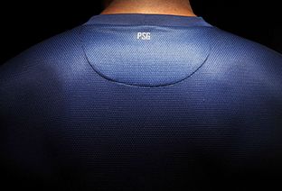 Footballeur de dos portant le maillot du PSG.