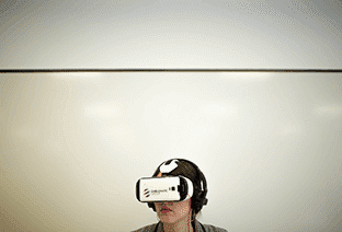 Femme avec un casque de réalité virtuelle sur les yeux.