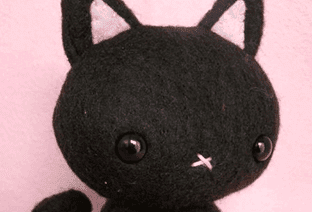 Chat en peluche noir.