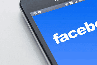 L'application Facebook sur un smartphone.